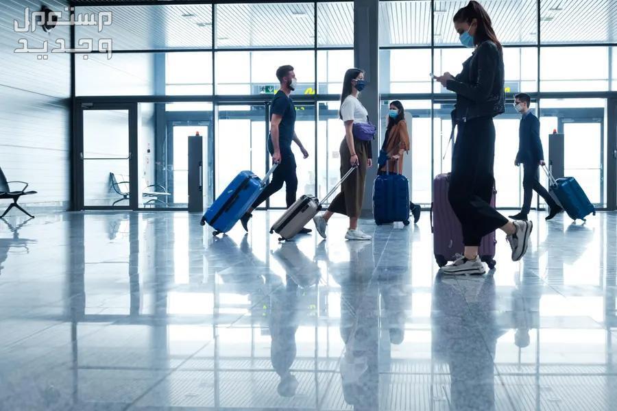 كيفية حجز تذكرة طيران اون لاين في السعودية مسافرون في المطار