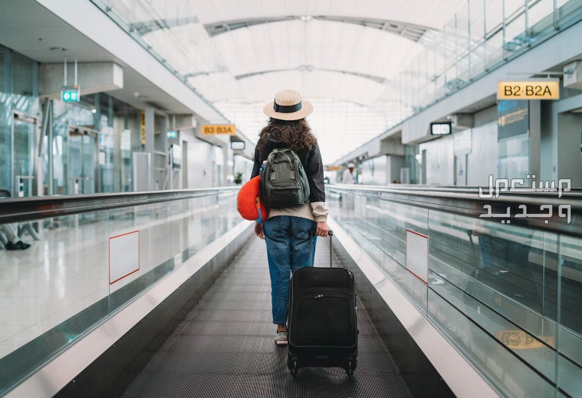 حجوزات طيران بالتقسيط مع اشهر برنامج في السعودية فتاة تجر حقيبتها في المطار
