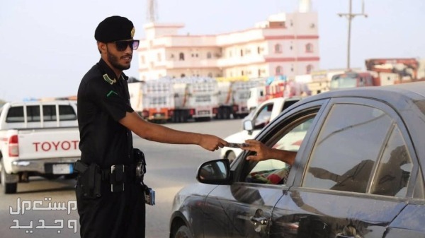 غرامة عدم تجديد رخصة القيادة في السعودية 1445.. انتبه إنها تزداد بزيادة مدة التأخير! شرطي مرور يطلب رخصة القيادة من سائق