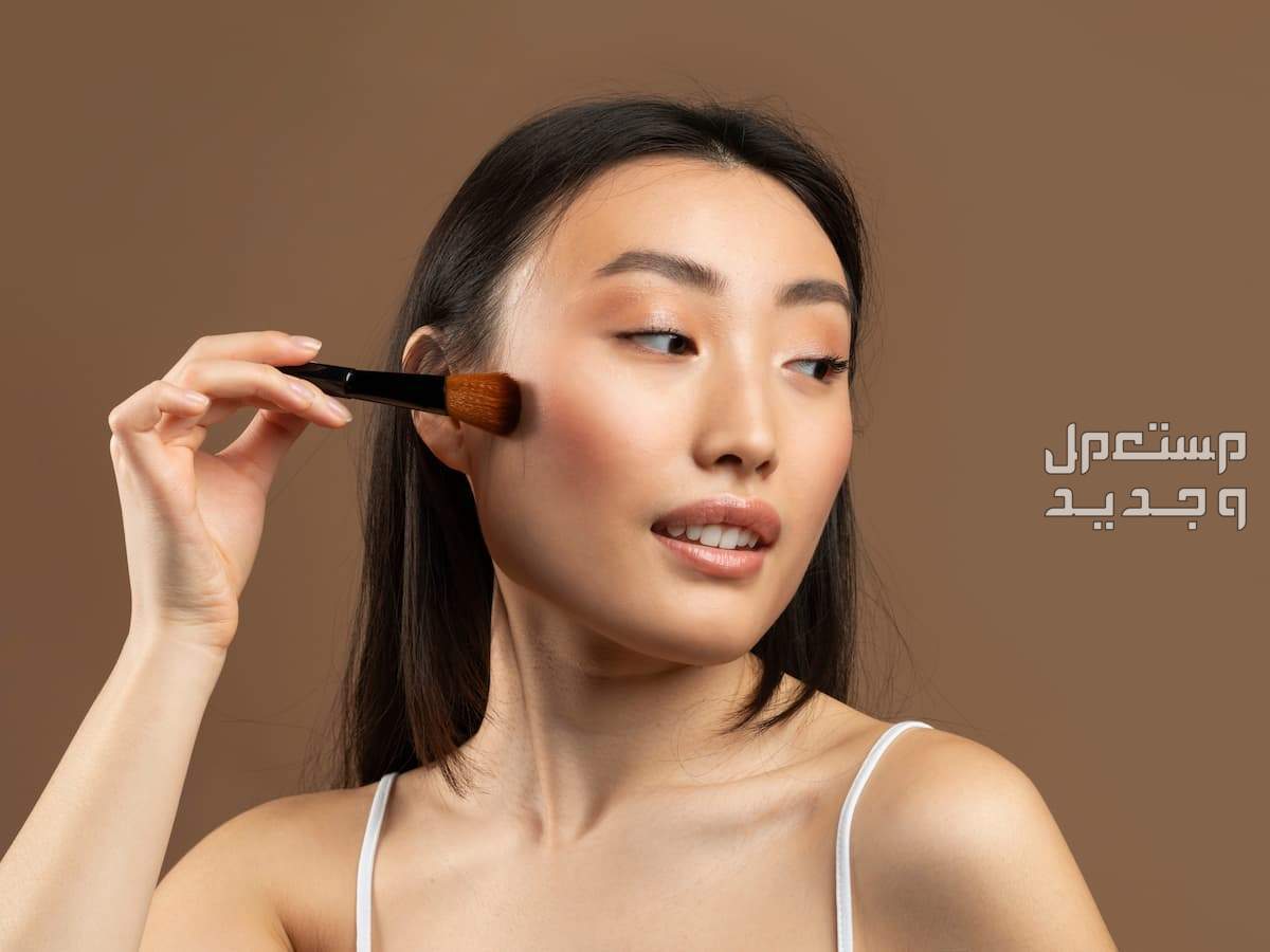 أجدد مستحضرات التجميل من البرونزر والهايلايتر لشتاء 2023-2024 طريقة وضع البرونزر على البشرة