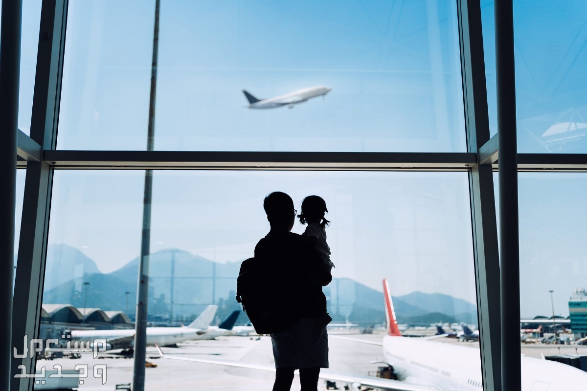 ما هو أرخص شهر لتذاكر الطيران وحجوزات السفر والرحلات؟ رجل وابنته في المطار