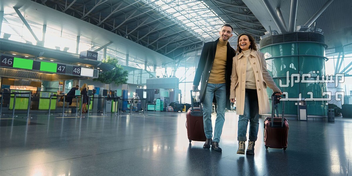 ما هو أرخص شهر لتذاكر الطيران وحجوزات السفر والرحلات؟ رجل وزوجته في المطار