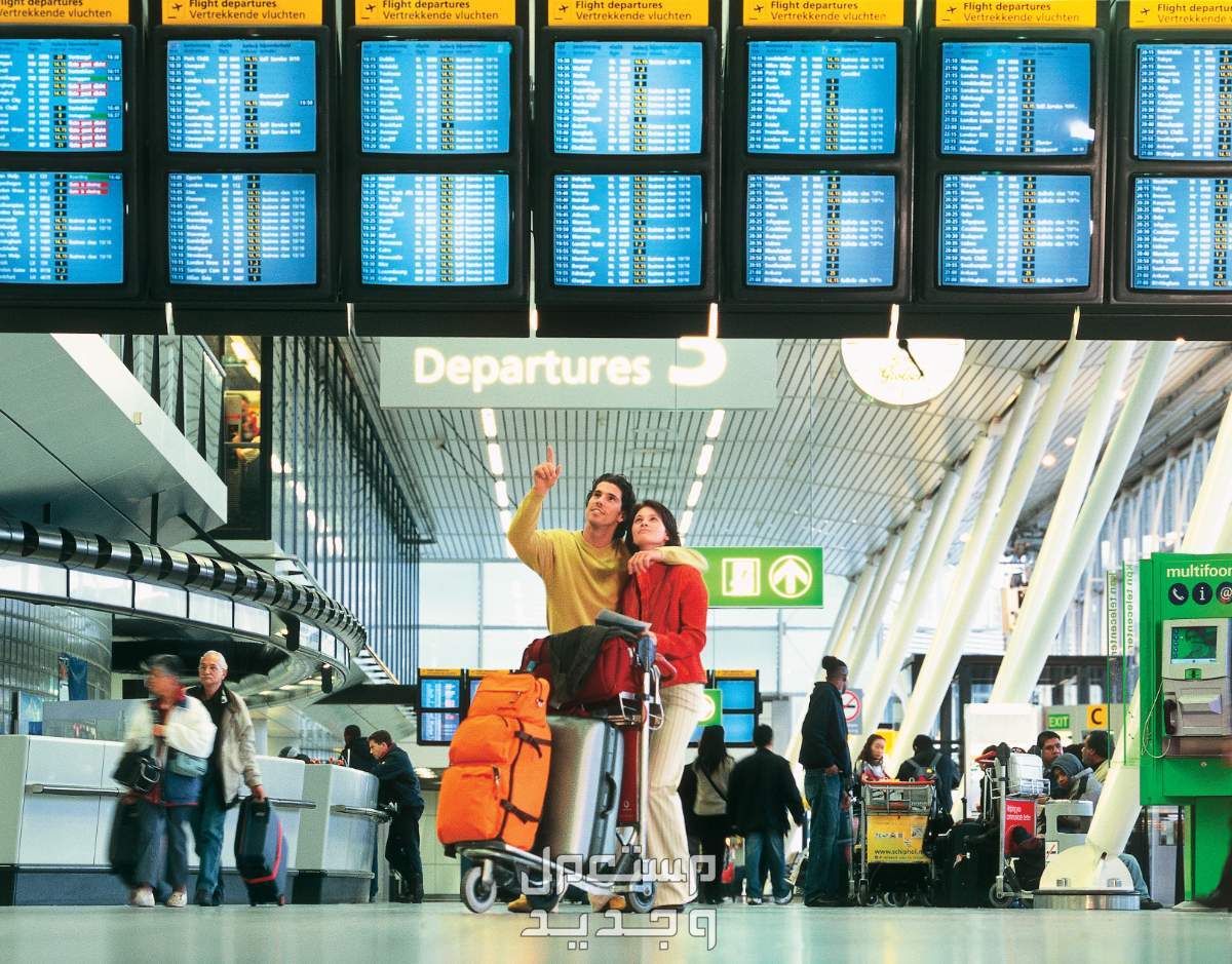 ما هو أرخص شهر لتذاكر الطيران وحجوزات السفر والرحلات؟ رجل وزوجته في المطار