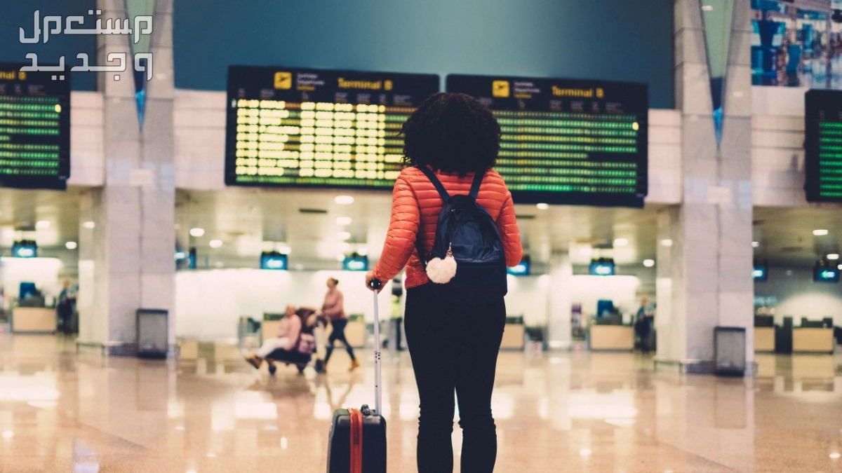 ما هو أرخص شهر لتذاكر الطيران وحجوزات السفر والرحلات؟ سيدة في المطار