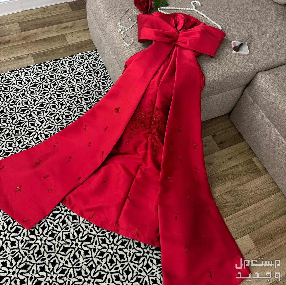 فستان سهره انيق بلون مميز وتصميم خاص