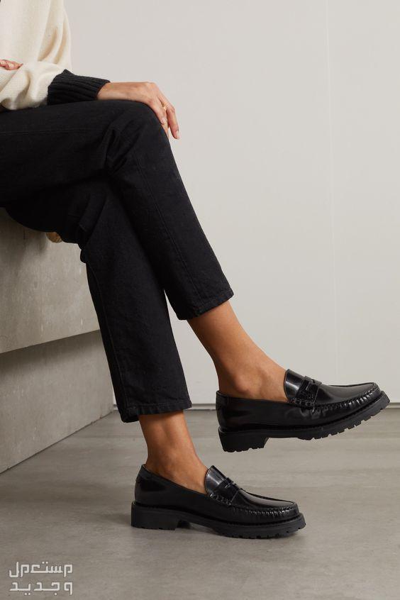 أفضل حذاء لوفر نسائي مناسب لموضة الشتاء لعام 2023-2024 شكل حذاء لوفر نسائي من saint Laurent monogram leather loafers في القدم