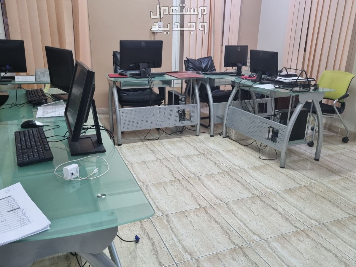 أثاث مكتبي ، من طاولات اجتماعات ، طاوللات و كراسي  في الرياض