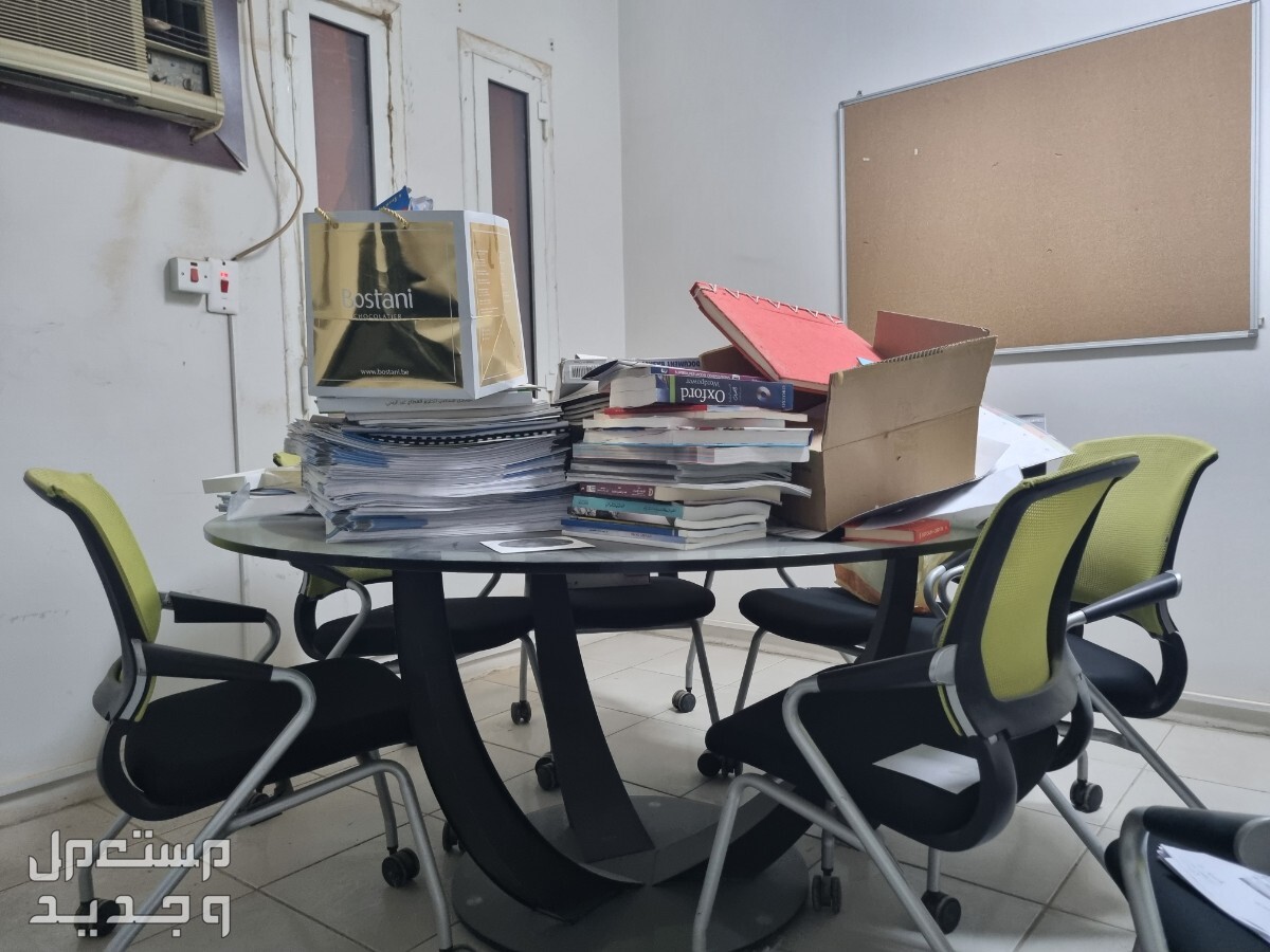 أثاث مكتبي ، من طاولات اجتماعات ، طاوللات و كراسي  في الرياض