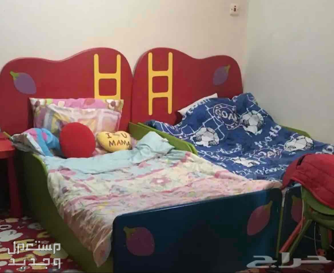 غرفة أطفال مع موكيت وستارة