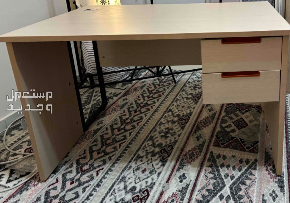 طاولة مكتب لون خشبي فاتح