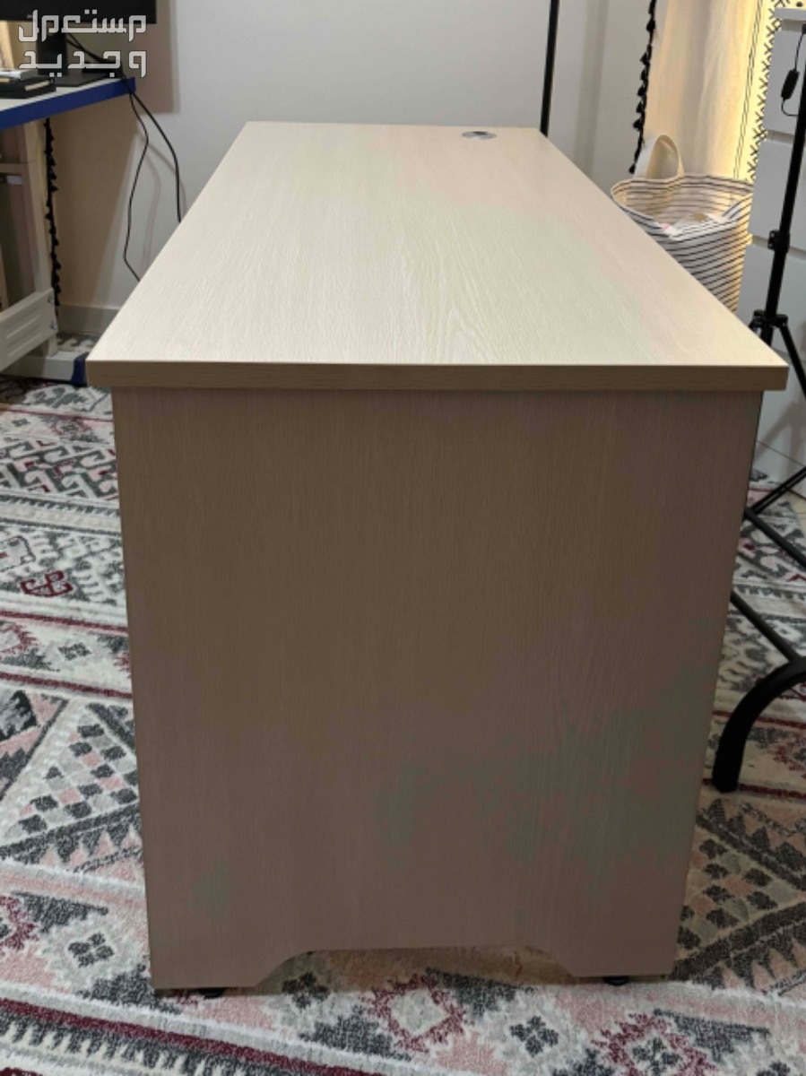 طاولة مكتب لون خشبي فاتح