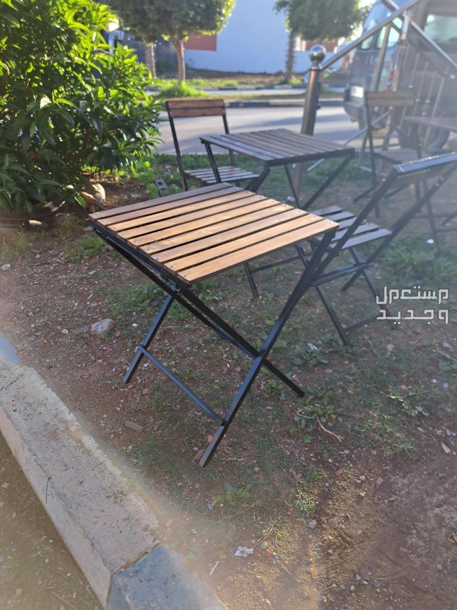 مجموعة طاولات وكراسي قابلة للطي مصنوعة من الحديد والخشب