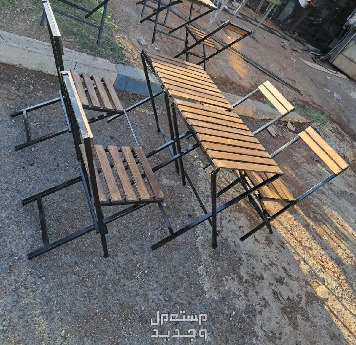 مجموعة طاولات وكراسي قابلة للطي مصنوعة من الحديد والخشب