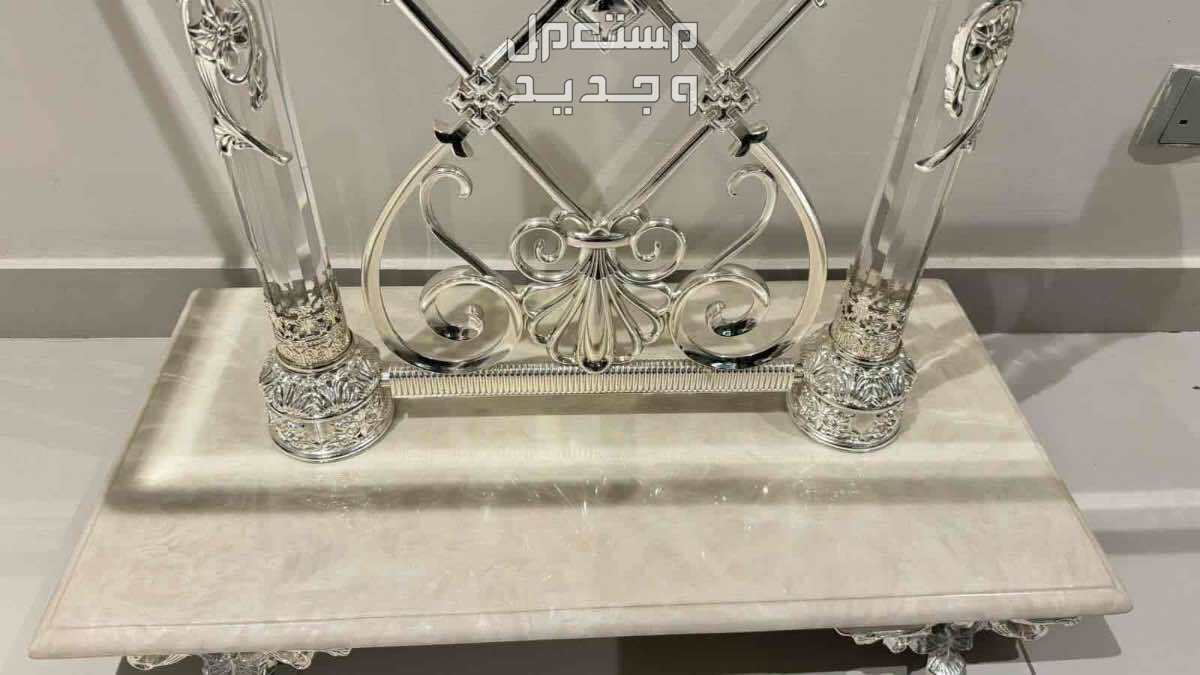 طاولة (عربية ملكة) زجاج مع أرجل زجاج بزخرفة فضية وقاعدة رخام