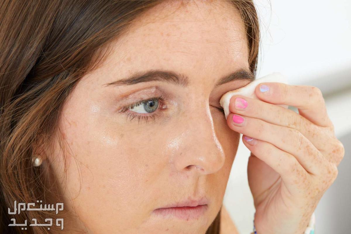 أفضل أنواع مزيل مكياج العيون من أشهر الماركات طريقة إزالة مكياج العيون بلطف