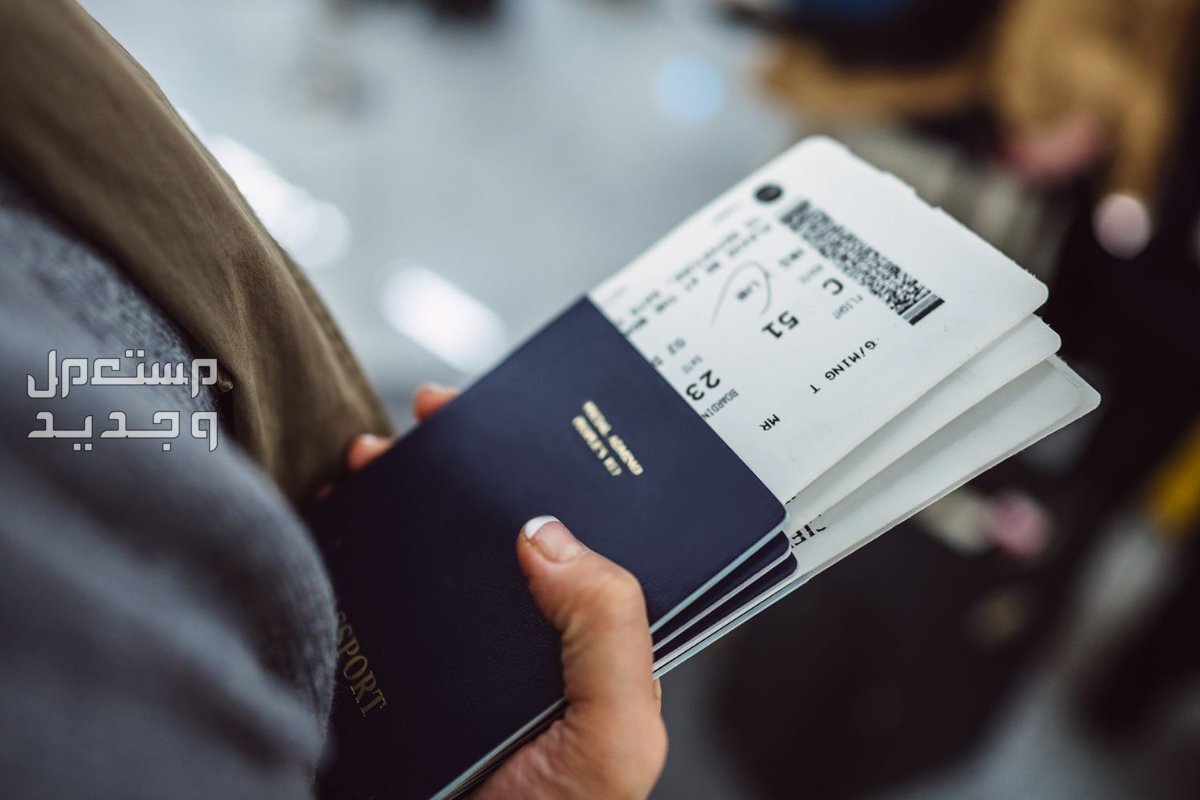 حجز تذاكر طيران بأقل الأسعار في عام 2024 امراة تحمل جواز السفر وتذاكر طيران