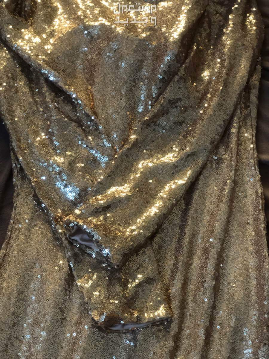 فستان ذهبي المقاس اكس لارج لم يلبس  في القنفذة بسعر 150 ريال سعودي