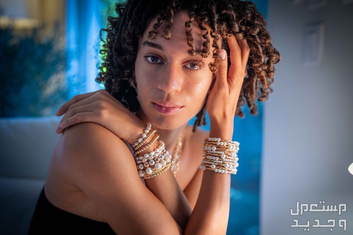 أفضل اسوارة نسائية ماركة لعام 2024 شكل اسوارة نسائية ماركة من Paula Rosen dot -dash pearl wrap bracelet في اليد