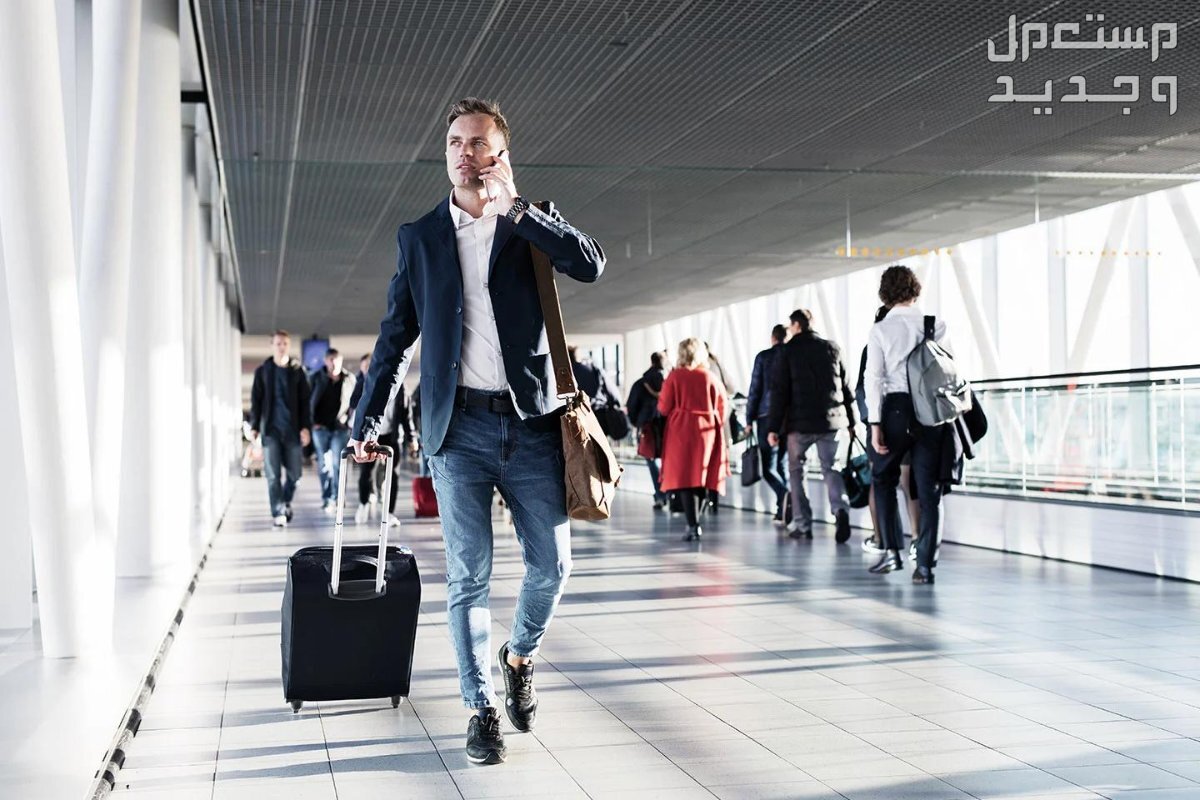 هل أنت محب للسفر؟ إليك افضل موقع حجز تذاكر سفر في 2024 رجل يجر حقيبته في المطار