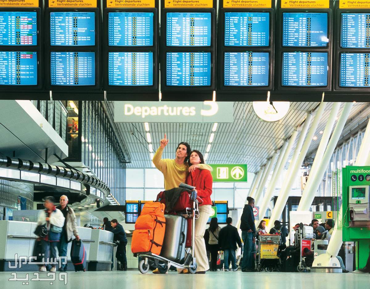 هل أنت محب للسفر؟ إليك افضل موقع حجز تذاكر سفر في 2024 رجل وزوجته في المطار