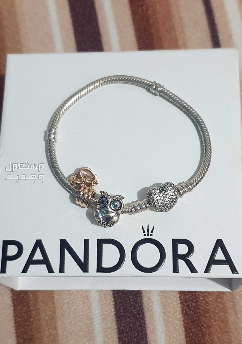 سوار فضة من بندورا بشكل قلب مع قطع اضافية   PANDORA Silver bracelet with heart-shaped clasp with some charms