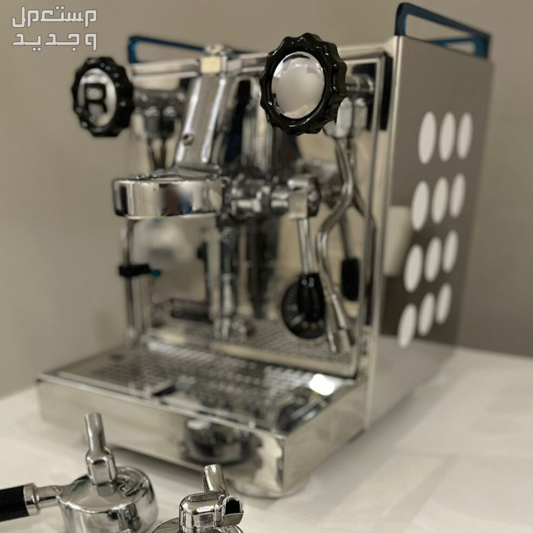 آلة القهوة "Procket Espresso Milano Appartamento" هي آلة قهوة احترافية بتصميم أنيق ومتين. تستخدم ضغطًا عاليًا لتحضير الإسبريسو بجودة عالية. تحتوي على ميزات مثل مجموعة تحكم في درجة الحرارة وم