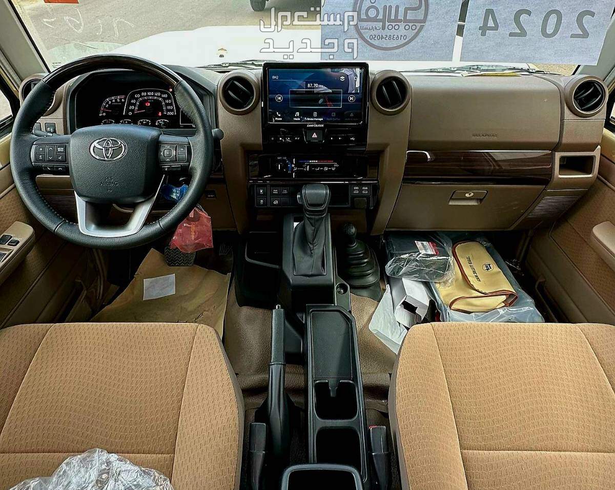صور تويوتا شاص ربع 2024 الداخلية والخارجية والوانها بأعلى جودة بتشوفها في عمان مقصورة القيادة سيارة تويوتا  شاص ربع 2024-2025