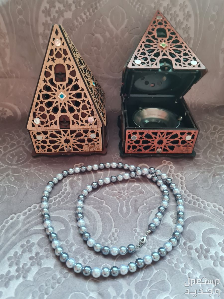 هدية رمضان مبخرة خشبي شكل هرم لونين مع عقد لولو لون رمادي وسجادة