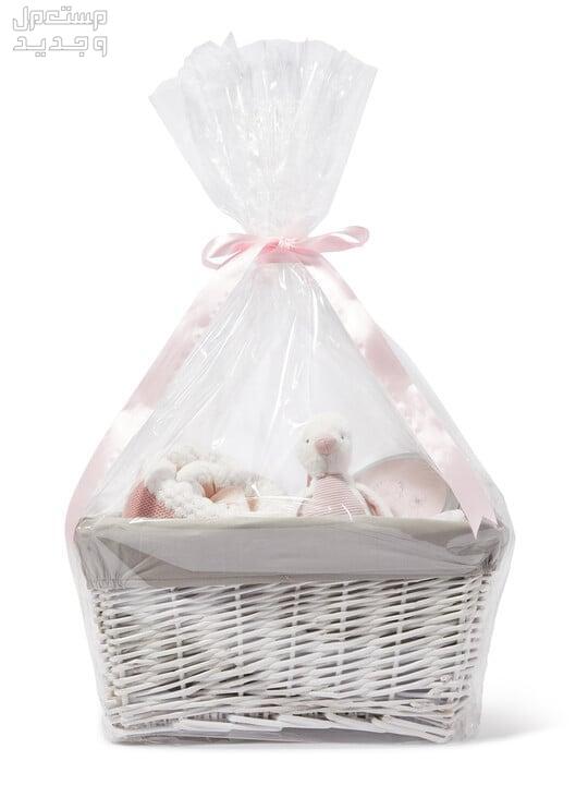 أسعار هدايا مواليد من موقع ماماز وباباز في المملكة شكل سلة هدايا للرضع بلعبة أنشطة بتصميم بطة بجرس وردي بعد التغليف