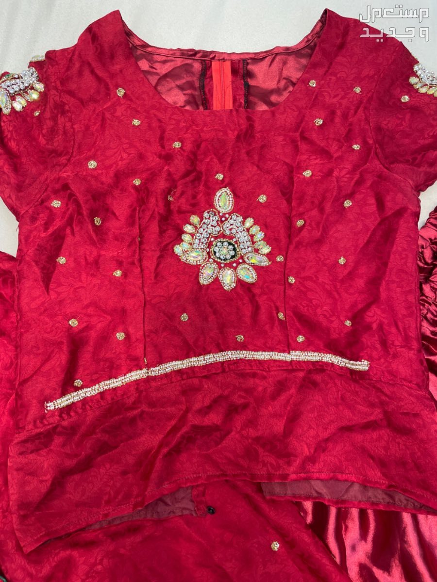 فستان أحمر موديل ساري هندي  في خميس مشيط بسعر 1500 ريال سعودي الجزء العلوي من الفستان منفصلة عن التنورة
