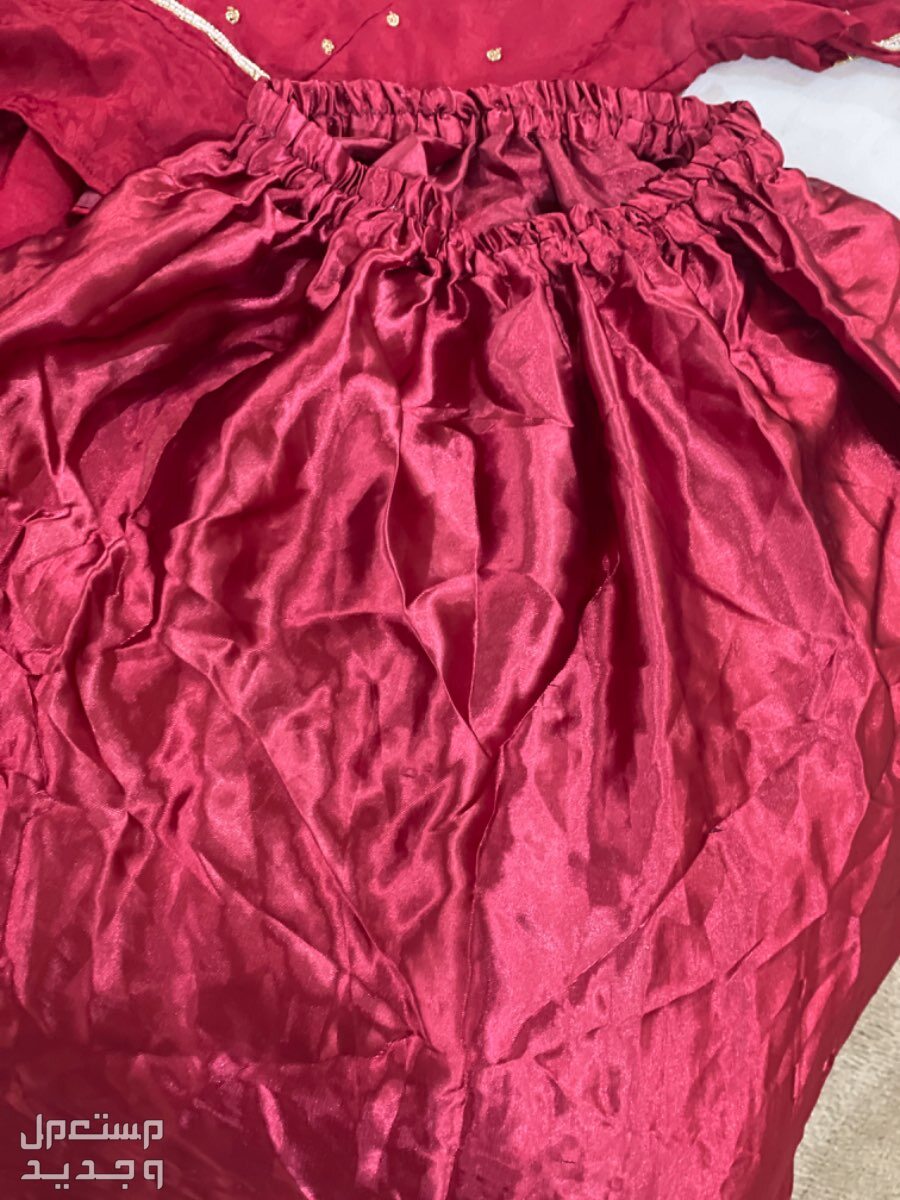 فستان أحمر موديل ساري هندي  في خميس مشيط بسعر 1500 ريال سعودي تنورة ياتان تنلبس أول حاجة وبعدها التنورة الشك