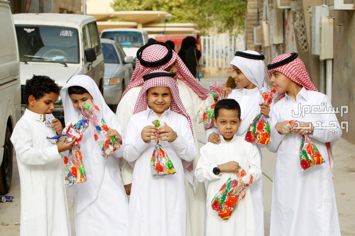 تعرف على موعد أول أيام عيد الفطر 2024 الاطفال يحملون الحلوى في عيد الفطر
