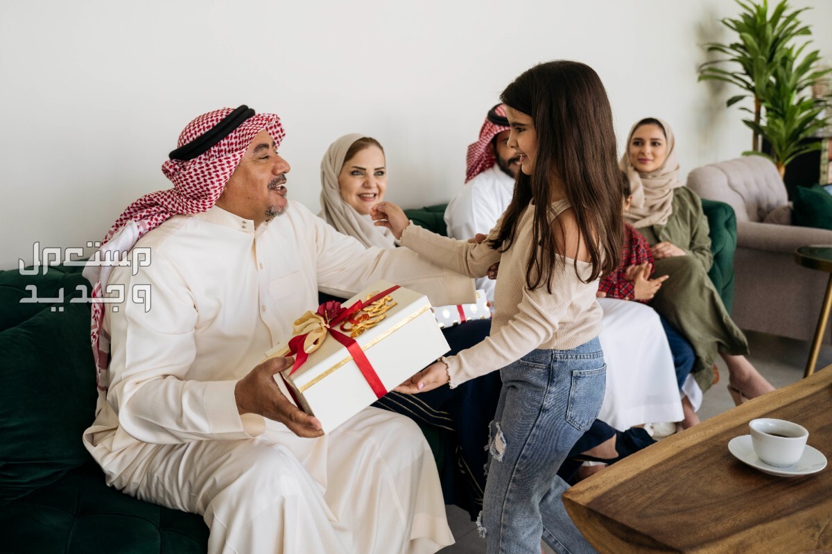 تعرف على موعد أول أيام عيد الفطر 2024 في الإمارات العربية المتحدة رجل يعطي حفيدته هدية العيد