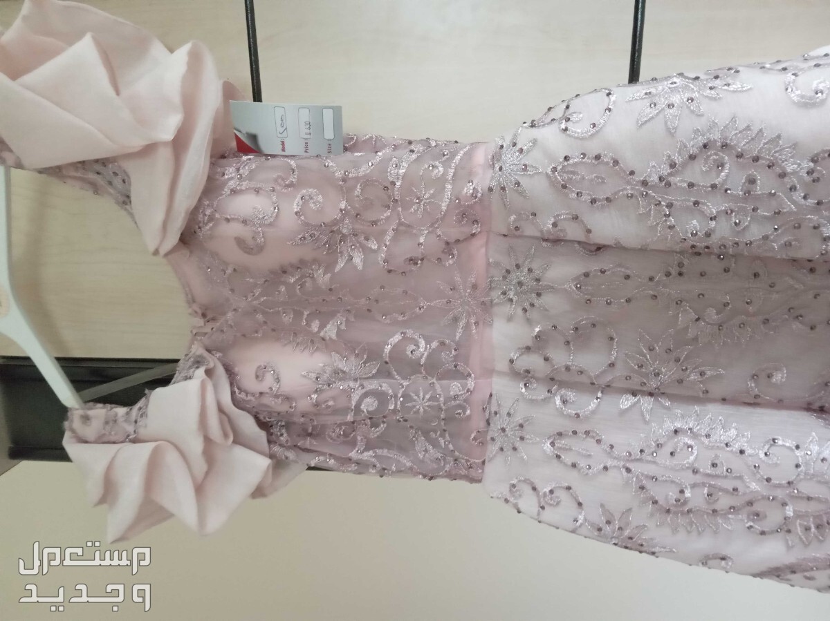 فستان جميل جدا وجديد ولا مرة انلبس والورقة عليه  في بلجراشى بسعر 350 ريال سعودي جديد