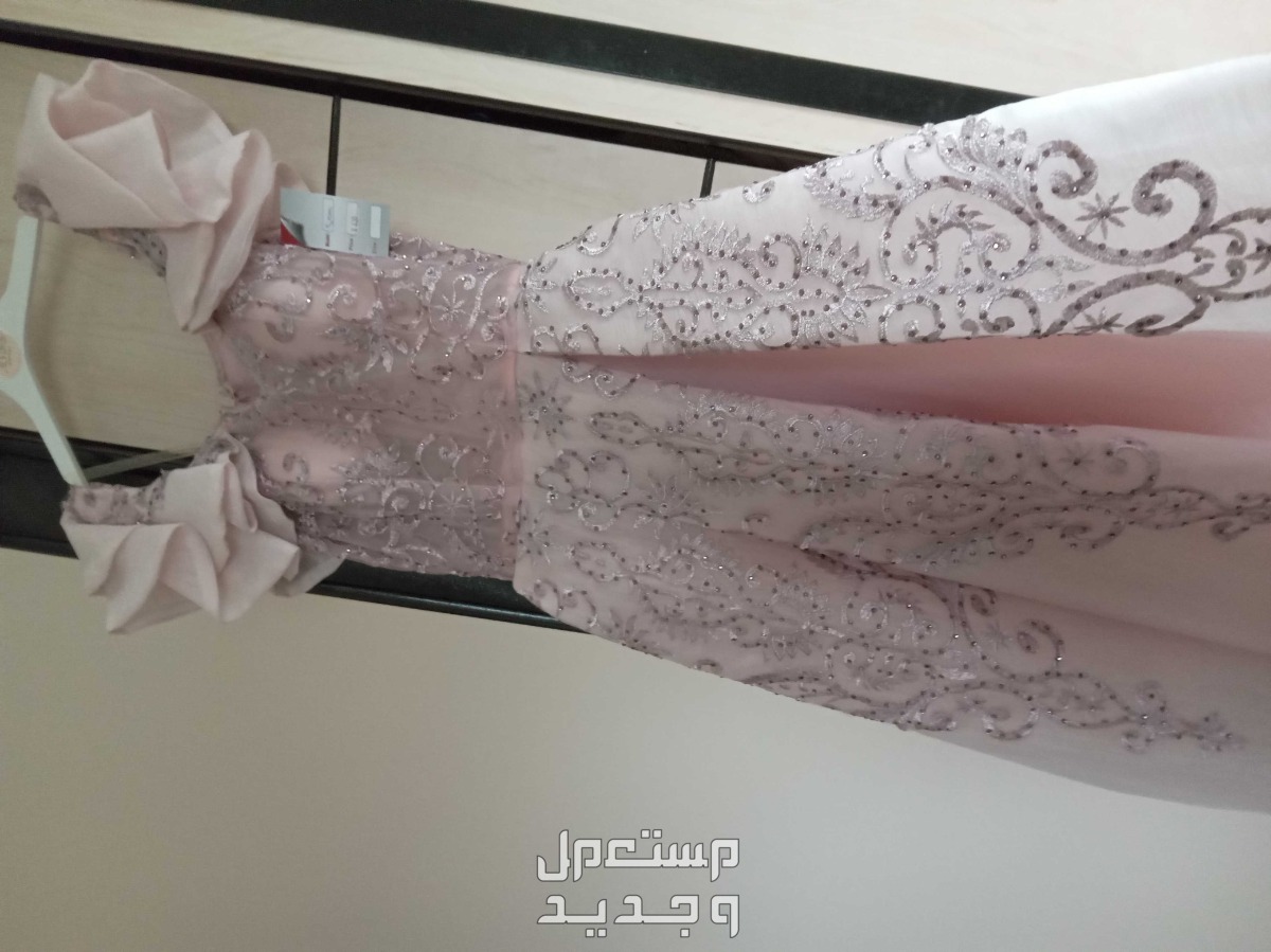 فستان جميل جدا وجديد ولا مرة انلبس والورقة عليه  في بلجراشى بسعر 350 ريال سعودي