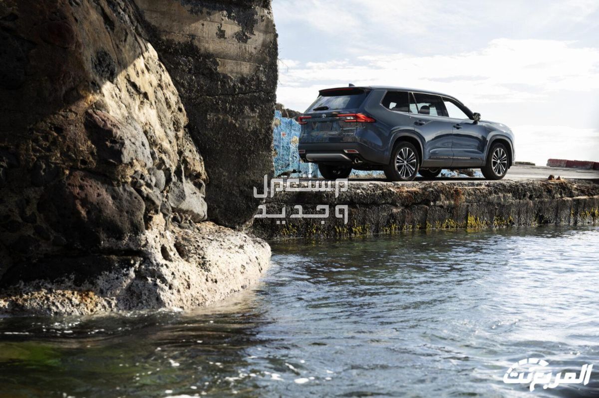 اسعار تويوتا جراند هايلاندر 2024 مع اسعارها وابرز المواصفات والتقنيات صورة توضح قوة تويوتا جراند هايلاندر 2024 في مختلف التضاريس