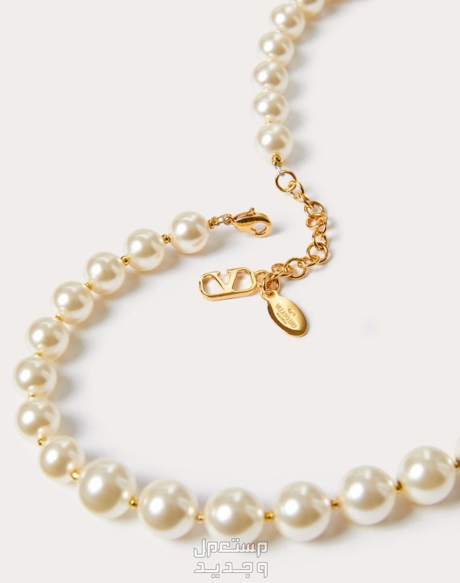 أفضل هدايا المجوهرات لعيد الحب 2024 قلادة valentino signature metal necklace with Swarovski pearls