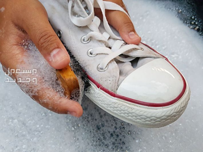 طريقة تنظيف الحذاء الأبيض من الاصفرار تنظيف الحذاء الأبيض بالفرشاة