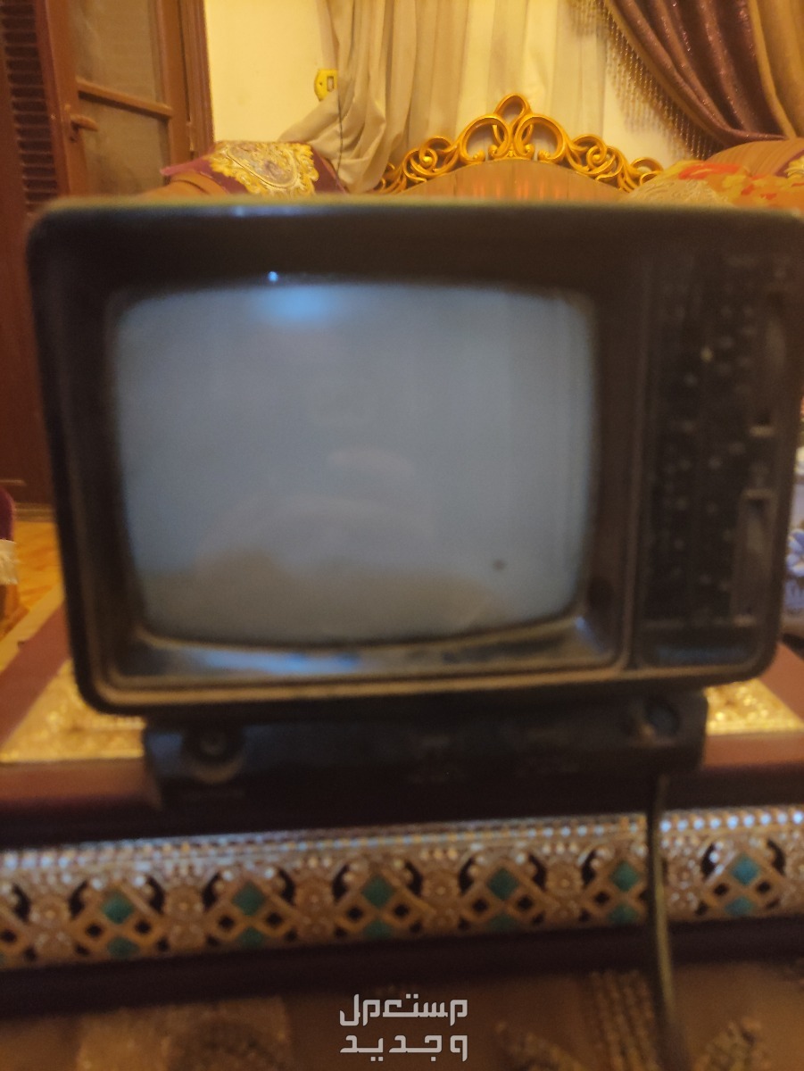 تليفزيون قديم صغير الحجم