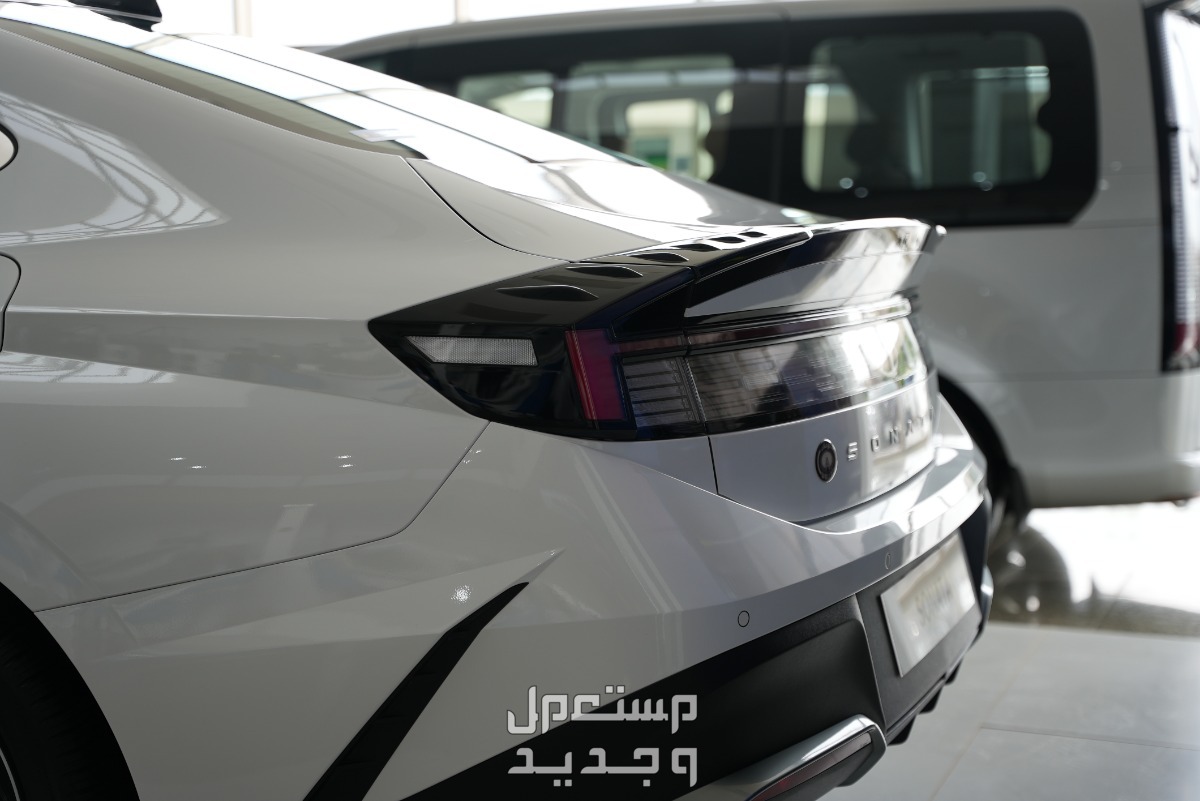 صور هيونداي سوناتا 2024 بجودة عالية من الداخل والخارج والألوان المتوفرة في الإمارات العربية المتحدة مصابيح خلفية سيارة هيونداي سوناتا 2024-2025