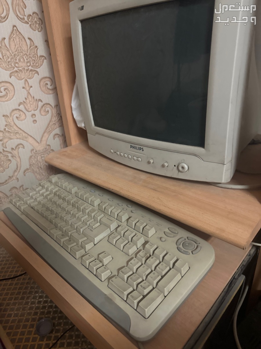 كمبيوتر مكتبي قديم