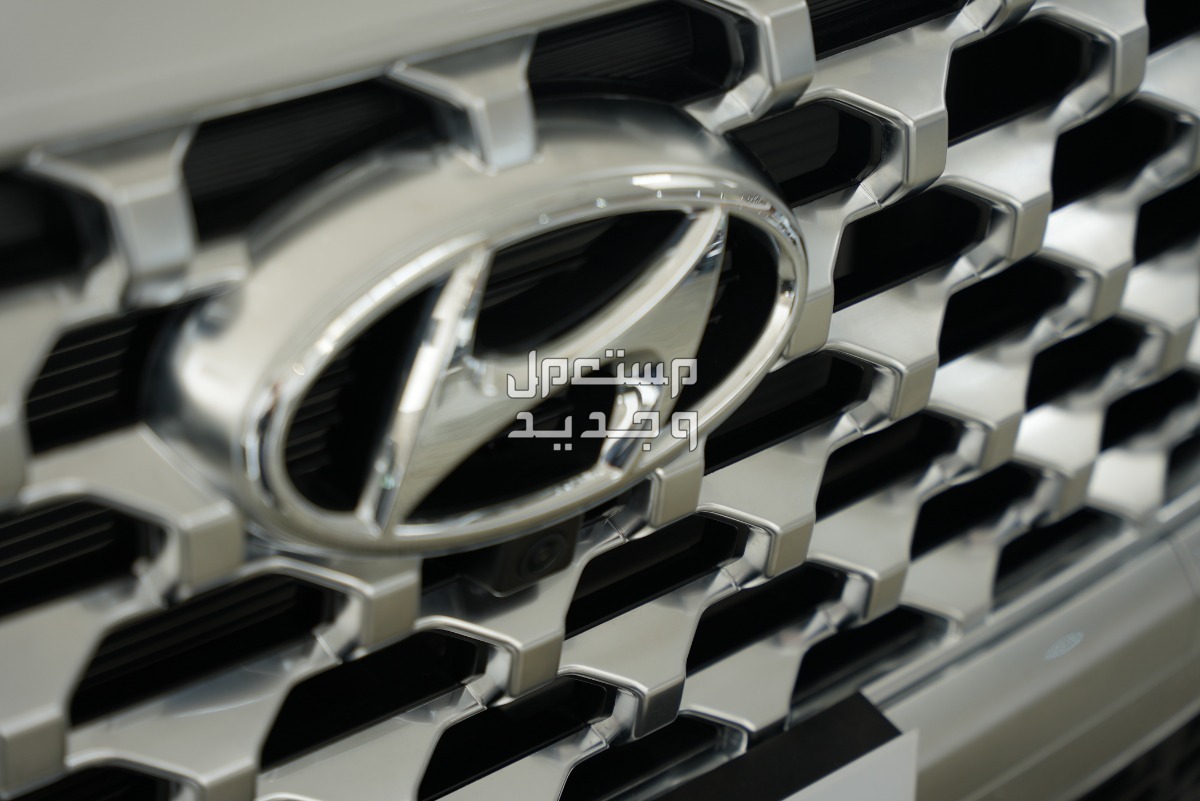 هيونداي سنتافي 2024 الجديدة بجميع الفئات والاسعار المتوفرة عند الوكيل وابرز العيوب والمميزات في الأردن شعار سيارة هيونداي سنتافي 2024-2025