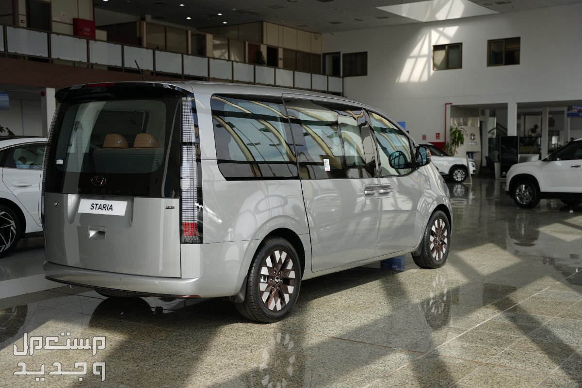 هيونداي ستاريا 2024 الجديدة بجميع الفئات والاسعار المتوفرة عند الوكيل وابرز العيوب والمميزات في عمان سيارة هيونداي ستاريا 2024-2025