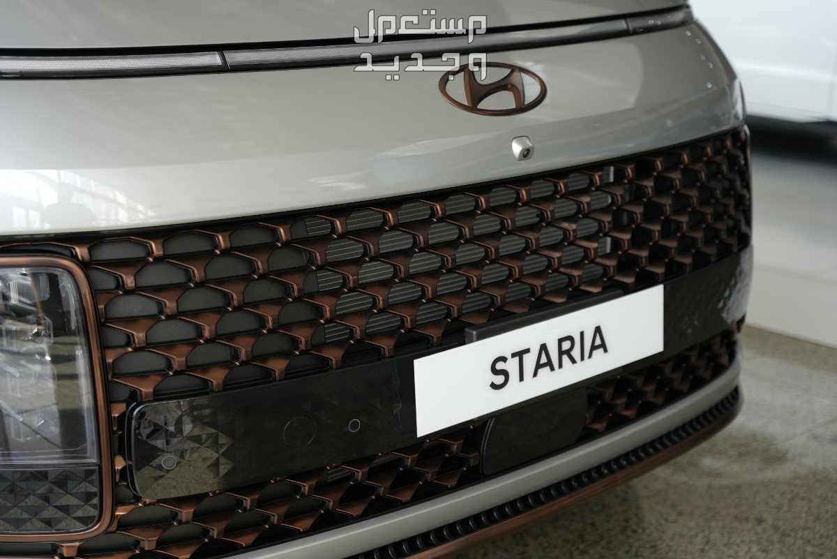 هيونداي ستاريا 2024 الجديدة بجميع الفئات والاسعار المتوفرة عند الوكيل وابرز العيوب والمميزات شعار سيارة هيونداي ستاريا 2024-2025