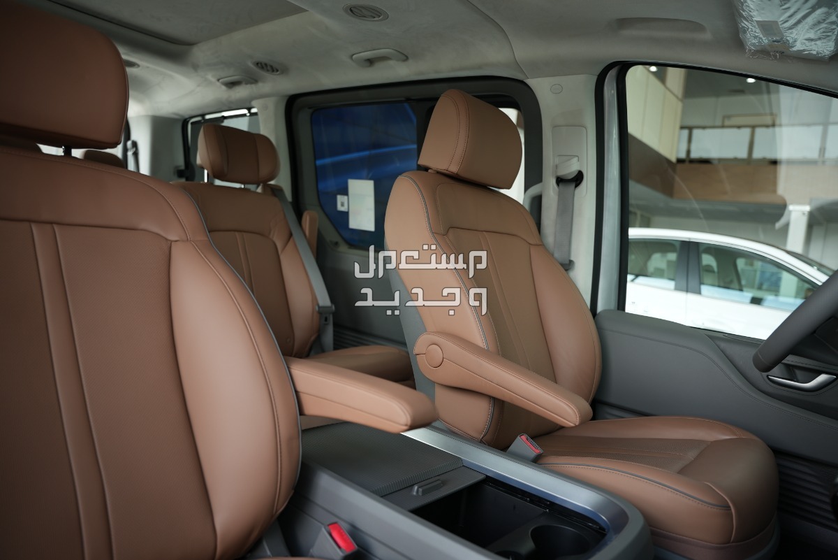 هيونداي ستاريا 2024 الجديدة بجميع الفئات والاسعار المتوفرة عند الوكيل وابرز العيوب والمميزات في عمان مقصورة القيادة سيارة هيونداي ستاريا 2024-2025