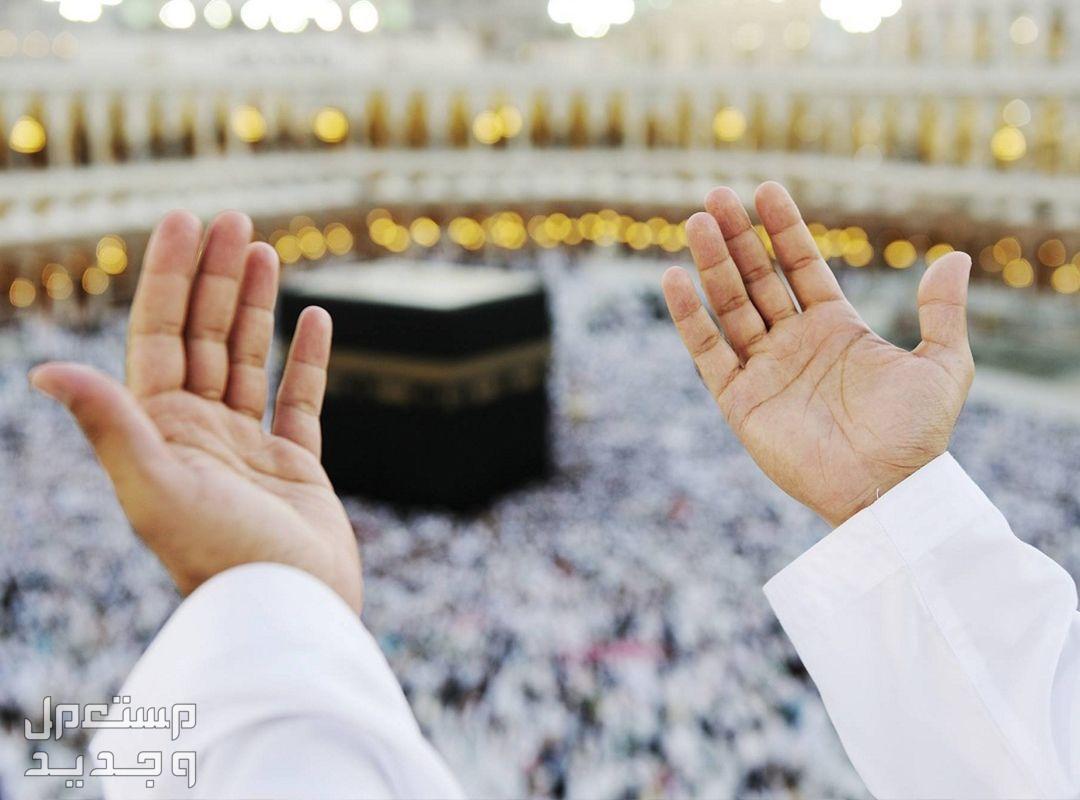 اسعار عمرة رمضان 1445 وتفاصيل الباقات وخطوات الحجز في الإمارات العربية المتحدة رجل يدعي أمام الكعبة الشريفة