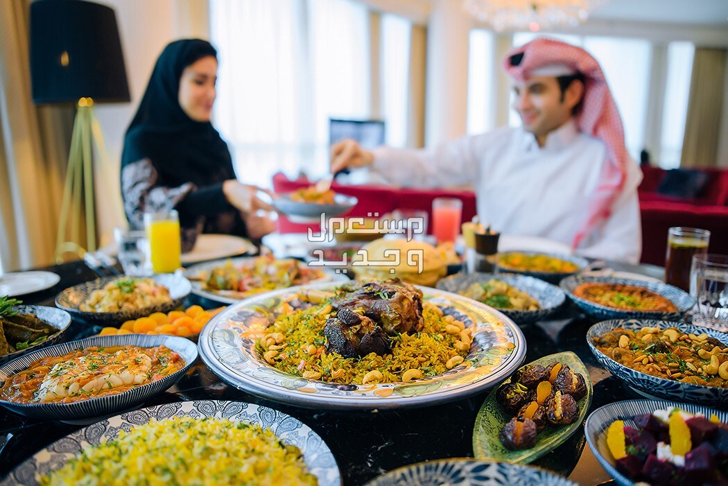 موعد إجازة عيد الفطر 2024 للموظفين والطلاب والبنوك في الإمارات العربية المتحدة عائلة على مائدة العيد