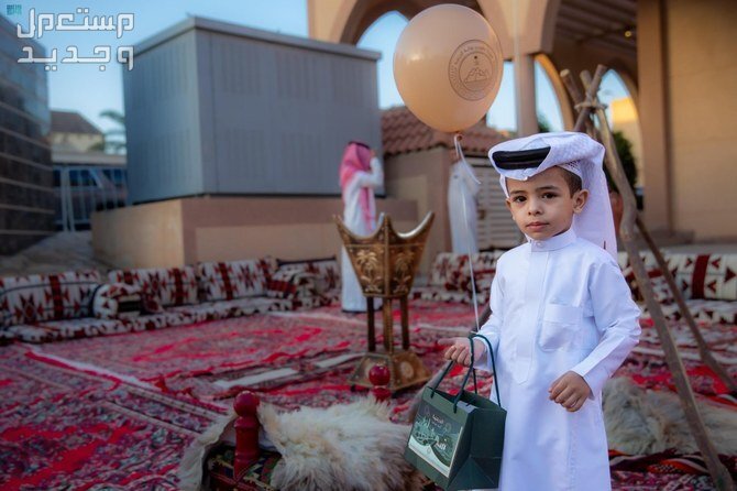 موعد إجازة عيد الفطر 2024 للموظفين والطلاب والبنوك في السعودية طفل يحمل هدية العيد