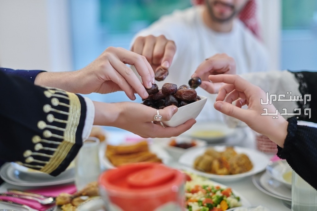 موعد إجازة عيد الفطر 2024 للموظفين والطلاب والبنوك عائلة تأكل التمر صباح العيد