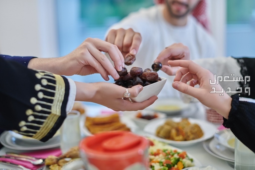 موعد إجازة عيد الفطر 2024 للموظفين والطلاب والبنوك في الإمارات العربية المتحدة عائلة تأكل التمر صباح العيد